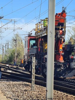 CFR: Scurt circuit produs de un cablu electric in statia Ploiesti Vest / Se intervine cu doua drezine / <span style='background:#EDF514'>TRENURILE</span> cu locomotive electrice stationeaza temporar