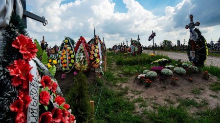 Un barbat din Suceava a <span style='background:#EDF514'>VISA</span>t un prieten care a murit, apoi l-a dezgropat ca sa se asigure ca e mort