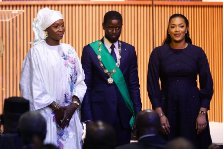 Un presedinte, doua prime-doamne. Proaspat iesit din inchisoare, cel mai tanar sef de stat al Senegalului a fost investit in functie in prezenta celor doua <span style='background:#EDF514'>SOTII</span> | VIDEO