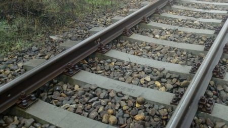 Doua persoane au fost lovite de tren la Azuga. Mecanicul locomotivei a suferit un atac de panica