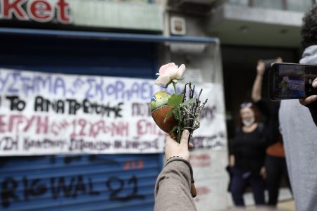 O femeie care venise la politie sa ceara protectie fata de fostul partener a fost injunghiata mortal chiar in fata sectiei. Agentii i-au spus sa sune la numarul de urgenta