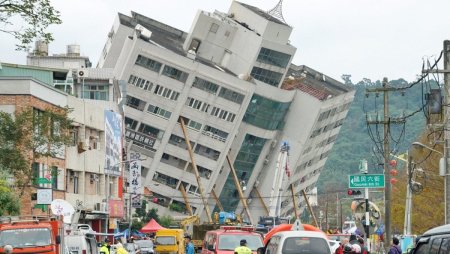 Momentul in care Taiwanul este lovit de cutremur. Un pod se c<span style='background:#EDF514'>LATINA</span> puternic, oameni panicati in case si pe strazi. VIDEO