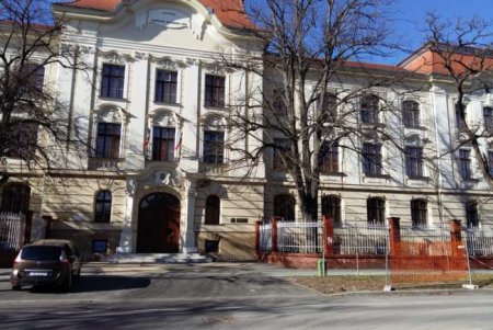 Zeci de elevi si profesori de la Colegiul C.D. Loga din Timisoara au ajuns la spital cu simptome de intoxicatie. Cursurile, suspendate