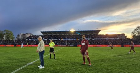 Record de spectatori pe stadionul care isi asteapta <span style='background:#EDF514'>DEMOLARE</span>a. Mircea Lucescu a revenit pe arena echipei Corvinul VIDEO