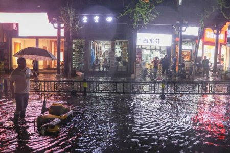 Furtuna violenta in China. Trei oameni au fost aruncati pe geam in timp ce dormeau