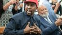 Kanye West a fost acuzat de rasism si antisemitism de unul dintre <span style='background:#EDF514'>FOSTII</span> lui angajati. 