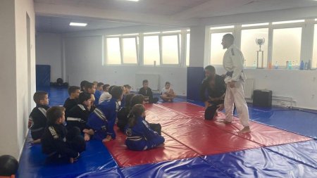 Peste 1000 de <span style='background:#EDF514'>SPORTIVI</span> vor concura la Campionatul European de ju-jitsu U16, U18 si U21