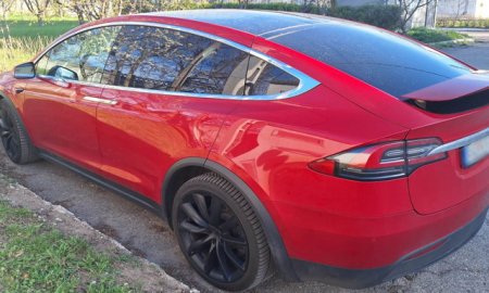 Autoturism Tesla, furat din Germania, descoperit in Vama <span style='background:#EDF514'>HUSI</span>. Soferul le-a spus politistilor ca a imprumutat autoturismul de la proprietar