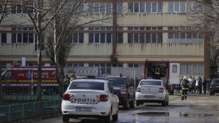 Un elev a fost injunghiat in fata Liceului <span style='background:#EDF514'>IULIU</span> Maniu din Bucuresti