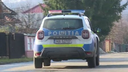 Un barbat care conducea cu permisul suspendat, urmarit de politisti. Individul a <span style='background:#EDF514'>TRECUT PE ROSU</span> si a abandonat masina