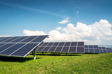 Comisia Europeana a lansat doua investigatii asupra unei proceduri de achizitie publica pentru un parc fotovoltaic din Romania, dezvoltat de CE Oltenia si OMV <span style='background:#EDF514'>PETROM</span> si finantat partial din fonduri europene