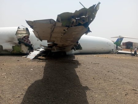 Un avion de m<span style='background:#EDF514'>ARFA</span> s-a rupt in doua la aterizare, dupa ce s-a ciocnit cu epava altei aeronave, in Sudanul de Sud