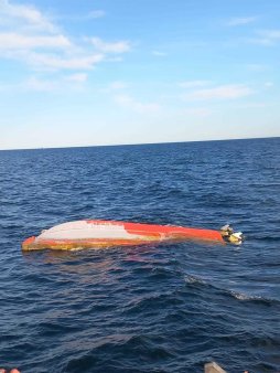 Barca rasturnata in Marea Neagra, la Tuzla. Echipajele de salvare nu au gasit in zona nicio persoana