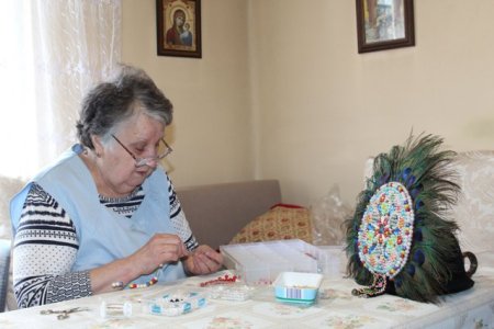 O fosta contabila din Sibiu confectioneaza celebra peana a Junilor