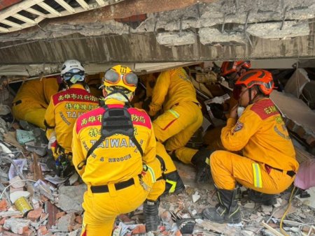 Salvatorii cauta supravietuitori, dupa alunecarile de teren si replicile cutremurului din Taiwan