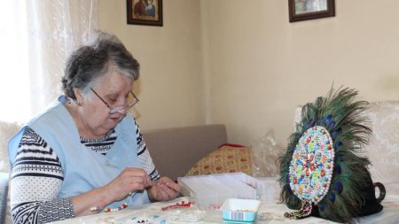 Celebra peana a Junilor de <span style='background:#EDF514'>LA SIBIU</span>, confectionata de o bunica din Gura Raului. Extraordinara poveste a Mariei Berbescu