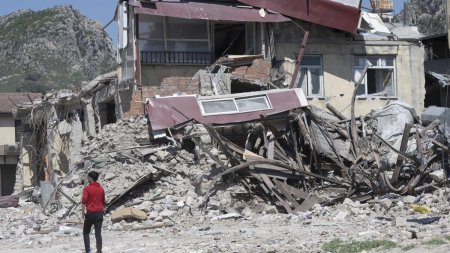 Salvatorii cauta supravietuitori, dupa alunecarile de teren si replicile cutremurului din Taiwan