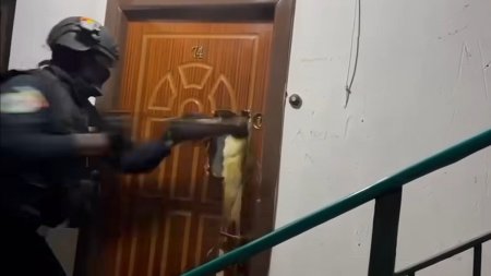 Reactii dupa ce Politia a publicat un video de 5 secunde cu mascatii care sparg usa unui apartament: De ce nu suna la sonerie, poate iese omul?