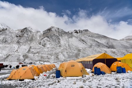 China redeschide accesul strainilor pe muntele Everest, pentru prima data de la pandemie