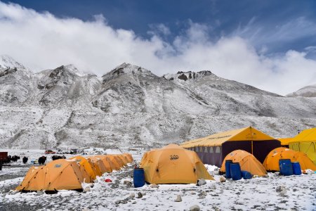 China redeschide accesul strainilor pe muntele <span style='background:#EDF514'>EVEREST</span>, pentru prima data de la pandemie