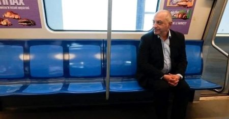 Catalin Cirstoiu, luat peste picior de internauti, dupa ce s-a <span style='background:#EDF514'>FOTOGRAFIA</span>t la metrou: Cum sa stai fara sa se depuna saracia pe tine. FOTO