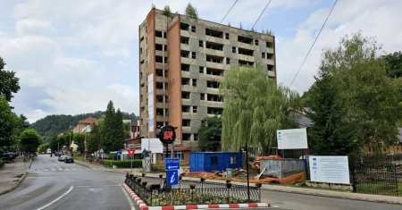 Orasele din Romania unde exista multe <span style='background:#EDF514'>BLOCURI</span> complet parasite. Peste 2000 de oameni pleaca de aici anual