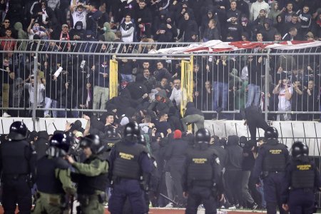 Incidente grave in Cupa Croatiei. Peste 50 de fani au fost arestati si cel putin trei <span style='background:#EDF514'>POLITISTI RANITI</span> la Split!