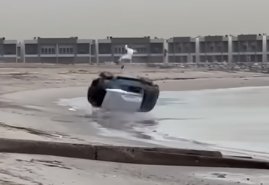 Un sofer a supravietuit mi<span style='background:#EDF514'>RACU</span>los, dupa ce s-a rasturnat cu masina pe o plaja din Kuweit si a fost aruncat in apa | VIDEO