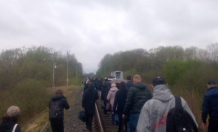 Un tanar a pus o butelie de gaz goala pe sine, in Rusia, trenul cu navetisti a deraiat: 