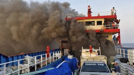 Un feribot a luat foc, in <span style='background:#EDF514'>THAILAND</span>a. 108 oameni au fost salvati, unii dintre ei s-au aruncat peste bord