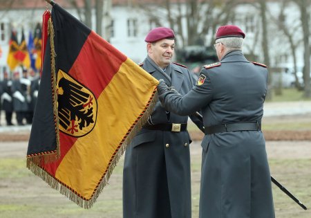 Vremurile bune sunt pe sfarsite: Germania considera reintroducerea serviciului militar obligatoriu. Obiectivul nostru este sa restructuram armata astfel incat sa fie bine pozitionata pentru aparare in caz de razboi