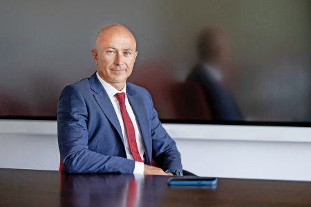 Achilleas Kanaris, CEO al Vodafone Romania: Tehnologia este o binecuvantare pentru cei care o adopta, si un blestem pentru cei care nu o fac.  Odata cu <span style='background:#EDF514'>EXPLOZIA</span> AI, Europa pierde teren in fata Statelor Unite si a Chinei, nu mai avem luxul de a astepta