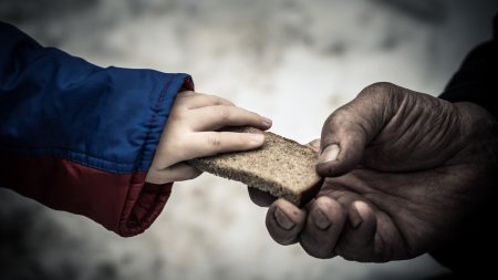 Romania, pe primul loc la nivel european in topul tarilor in care copiii si tinerii sunt puternic afectati de saraci
