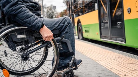 Romanii cu handicap nu vor mai fi pusi pe drumuri pentru legitimatiile de <span style='background:#EDF514'>TRANSPORT IN COMUN</span>