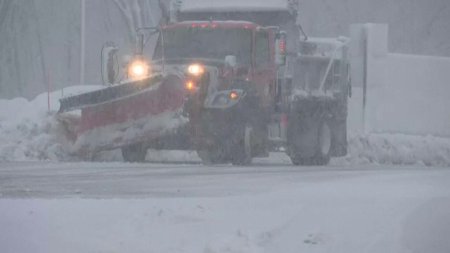 In nord-estul Statelor Unite ninge ca in plina iarna. Caderile de zapada au ingreunat traficul si au provocat <span style='background:#EDF514'>ACCIDENTE</span>