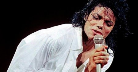 <span style='background:#EDF514'>FOTOGRAFII</span> nud cu Michael Jackson ar putea fi facute publice. Barbatii care ar fi fost abuzati de regele pop au deschis un proces civil