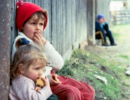 Romania, pe primul loc, la nivel european, in topul tarilor in care copiii sunt afectati de saracie