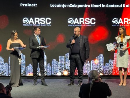 Primarul Piedone, premiat la Gala Smart City Industry Awards pentru proiectul Locuinte nZEB pentru <span style='background:#EDF514'>TINERII DIN</span> Sectorul 5