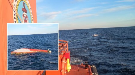 Ambarcatiunea gasita rasturnata langa Tuzla, acum doua zile, cercetata de specialistii MApN: Posibil vehicul marin fara pilot