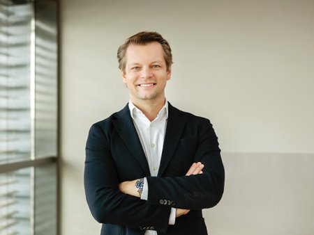 La un pas de miliardul de euro business in 2023, Porsche Romania anunta un nou director alaturi de <span style='background:#EDF514'>BRENT VALMAR</span>