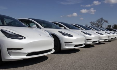 Tesla produce masini cu v<span style='background:#EDF514'>OLANU</span>l pe dreapta in Germania pentru a le exporta in India