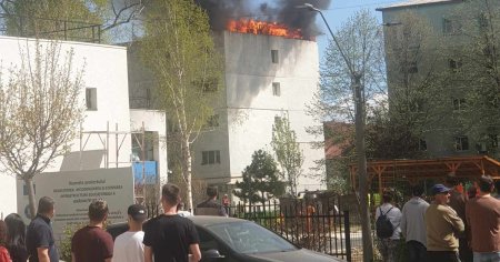 Incendiu violent la un acoperis de bloc din Focsani. 16 persoane evacuate VIDEO