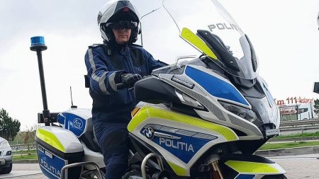 Politist roman live pe Facebook, fericit ca a primit motocicleta noua: Are mesaje scrise, urmati Politia, e cu leduri, nu mai are becuri cu filament