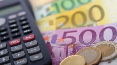 Curs <span style='background:#EDF514'>VALUTA</span>r, 5 aprilie 2024 | Moneda nationala creste comparativ cu euro
