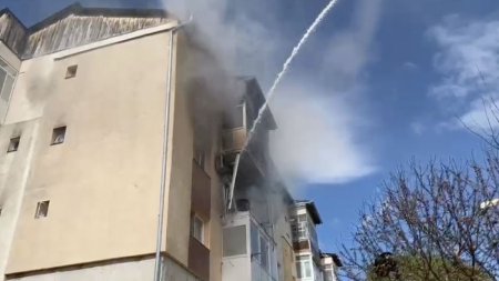 Explozie urmata de incendiu la un apartament dintr-un bloc din municipiul <span style='background:#EDF514'>CURTEA DE ARGES</span> | O persoana a murit