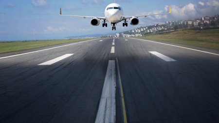 Lucrarile de extindere a pistei de aterizare a Aeroportului <span style='background:#EDF514'>DIN ORADEA</span> au fost finalizate