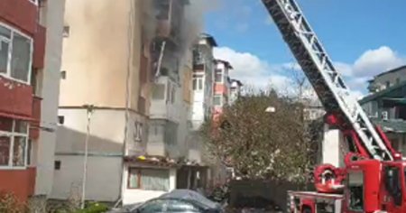 Explozie intr-un apartament dintr-un bloc din municipiul <span style='background:#EDF514'>CURTEA DE ARGES</span>. Un om a murit VIDEO