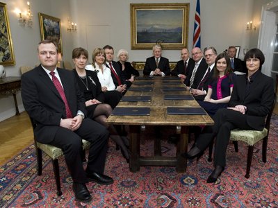 Sefa Guvernului din Islanda a demisionat. Katrin <span style='background:#EDF514'>JAKOB</span>sdottir are vis de marire