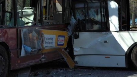 Accident teribil, cu 18 raniti, intre doua autobuze, in Roma. Patru persoane sunt in cod rosu