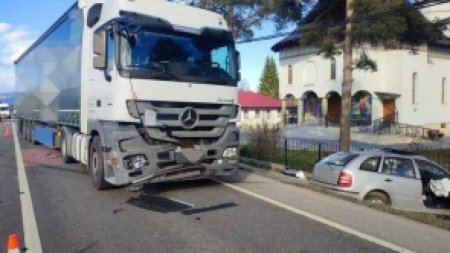Un mort si un ranit grav dupa un accident intre o masina si un TIR in Suceava
